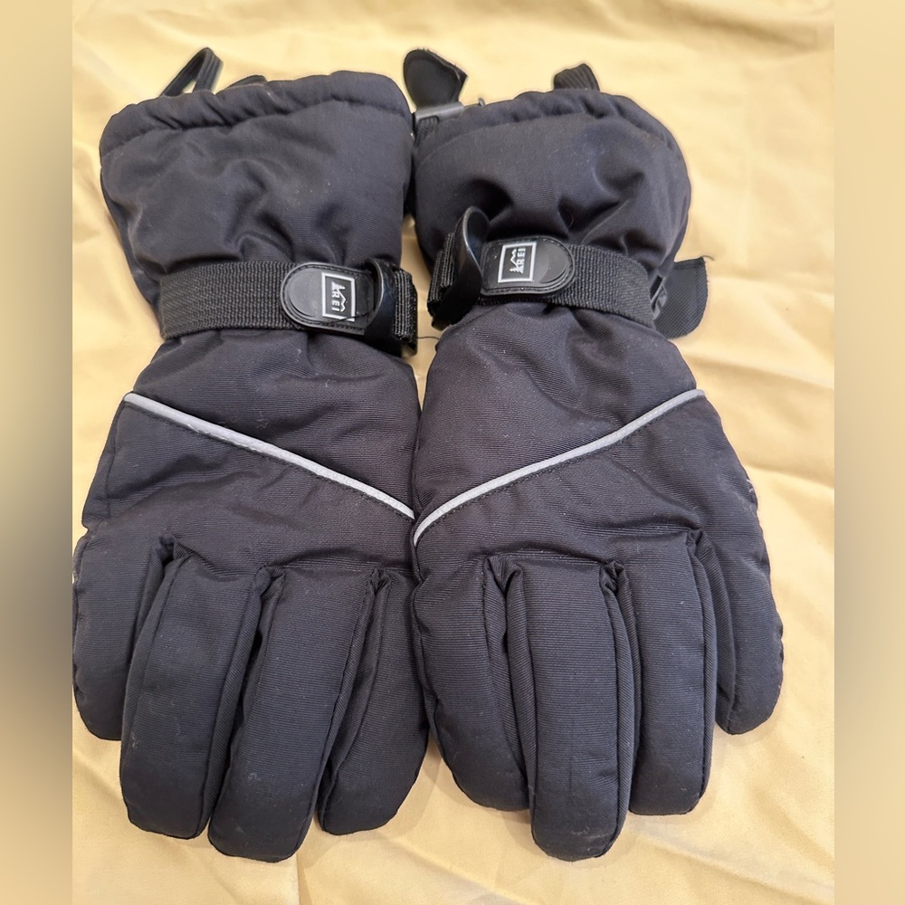 REI Black Kids Gloves